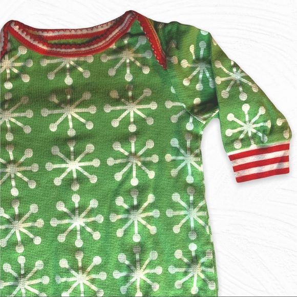 ✨2 for $25✨ Gerber 0-3M Green and Red Snowflake Christmas Jumpsuit - Picture 3 of 4